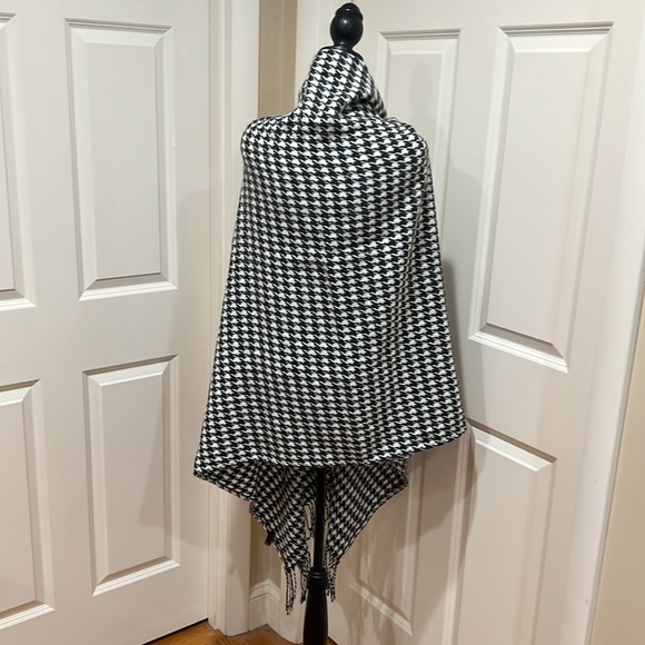 Versatile, 100% acrylic, black and white patterned shawl. Super soft and warm! - Picture 3 of 4